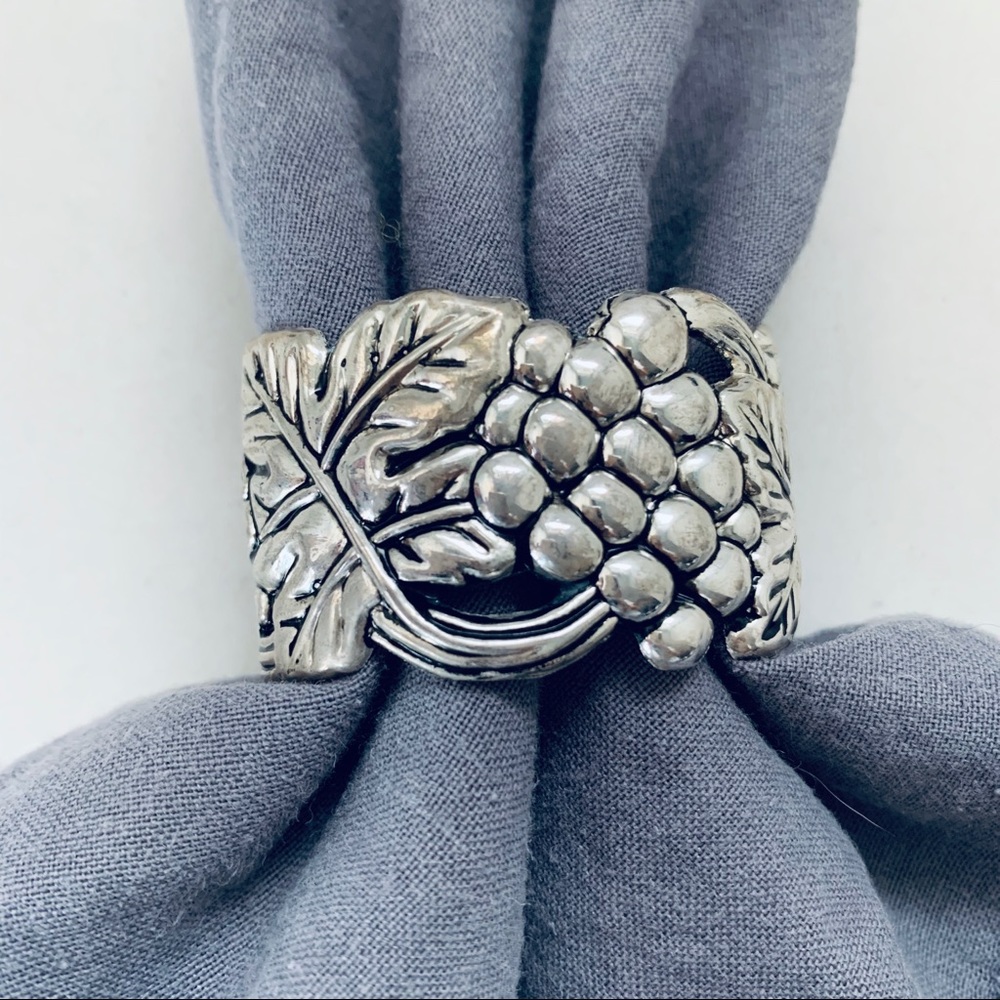 8 Silver Plated Grape Design Napkin Rings NWT